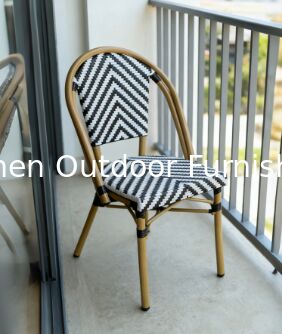 كرسي مطعم خارجي فرنسي من الراطان الألومنيوم الخيزران الإطار الملوّن أساطير الزيبرا مع الشرائط الأسود الأبيض كرسي خارجي