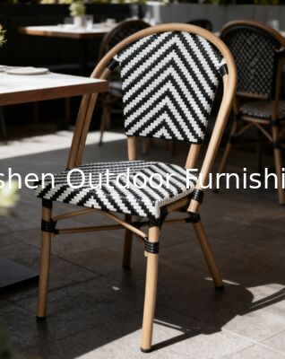 كرسي مطعم خارجي فرنسي من الراطان الألومنيوم الخيزران الإطار الملوّن أساطير الزيبرا مع الشرائط الأسود الأبيض كرسي خارجي