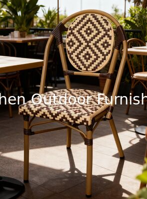 كرسي الروتان الهندسي على الطراز الباريسي للطعام في الهواء الطلق كرسي الشوكولاتة البني المخطط