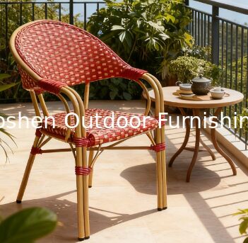 تراص كراسي خارجية باللون الأحمر بورغندي على طراز البيسترو الفرنسي، كراسي بذراعين خارجية فرنسية باريسية للفناء للمطعم