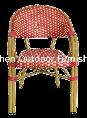 تراص كراسي خارجية باللون الأحمر بورغندي على طراز البيسترو الفرنسي، كراسي بذراعين خارجية فرنسية باريسية للفناء للمطعم