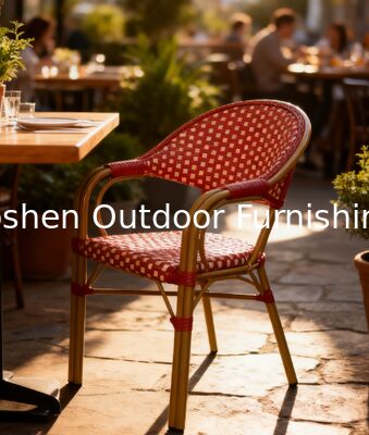 تراص كراسي خارجية باللون الأحمر بورغندي على طراز البيسترو الفرنسي، كراسي بذراعين خارجية فرنسية باريسية للفناء للمطعم