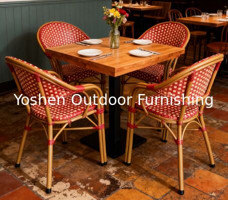 تراص كراسي خارجية باللون الأحمر بورغندي على طراز البيسترو الفرنسي، كراسي بذراعين خارجية فرنسية باريسية للفناء للمطعم