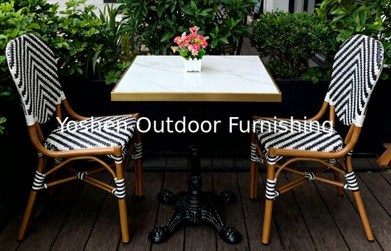 كرسي مطعم خارجي فرنسي من الراطان الألومنيوم الخيزران الإطار الملوّن أساطير الزيبرا مع الشرائط الأسود الأبيض كرسي خارجي