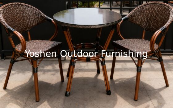 طاولة طعام ألومنيوم رتانية خارجية مزودة بمقاعد 2 مقعد مع قمة زجاجية حديقة أرضية بالاكوني شرفة