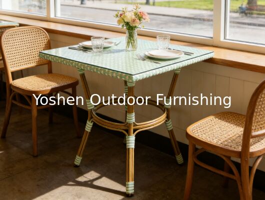 طاولة طعام مربعة من الألومنيوم والرّاتان ذات 4 مقاعد سهلة التنظيف للفنادق والمطاعم مع سطح زجاجي