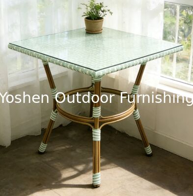 طاولة طعام مربعة من الألومنيوم والرّاتان ذات 4 مقاعد سهلة التنظيف للفنادق والمطاعم مع سطح زجاجي