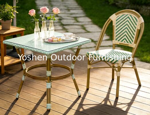 طاولة طعام مربعة من الألومنيوم والرّاتان ذات 4 مقاعد سهلة التنظيف للفنادق والمطاعم مع سطح زجاجي