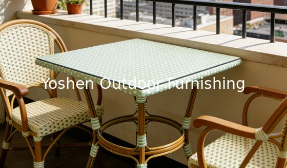 طاولة طعام مربعة من الألومنيوم والرّاتان ذات 4 مقاعد سهلة التنظيف للفنادق والمطاعم مع سطح زجاجي