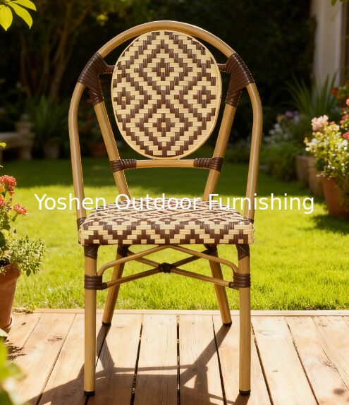 كرسي الروتان الهندسي على الطراز الباريسي للطعام في الهواء الطلق كرسي الشوكولاتة البني المخطط